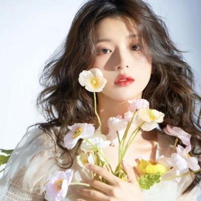 时尚女王：Iris的华丽传奇